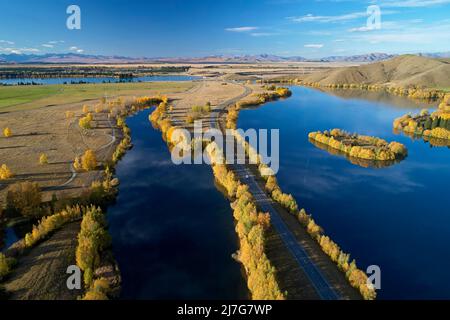 Kellands Pond (à gauche), State Highway 8 et Wairepo Arm (à droite), Twizel, Mackenzie District, North Otago, South Island, Nouvelle-Zélande - drone aérien Banque D'Images