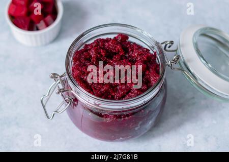 Sauce pesto de betteraves maison dans un pot en verre. Alimentation végétarienne saine de détox Banque D'Images