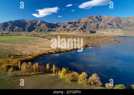 Couleurs d'automne, lac Benmore, delta de la rivière Ahuriri, et chaîne de Benmore, vallée de Waitaki, North Otago, South Island, Nouvelle-Zélande - drone aérien Banque D'Images