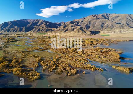 Couleurs d'automne, lac Benmore, delta de la rivière Ahuriri, et chaîne de Benmore, vallée de Waitaki, North Otago, South Island, Nouvelle-Zélande - drone aérien Banque D'Images