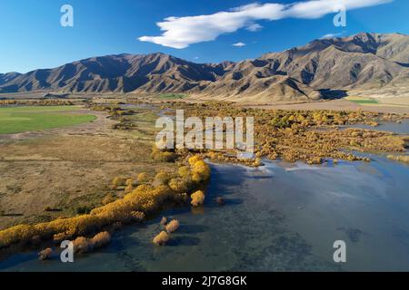 Couleurs d'automne, lac Benmore, delta de la rivière Ahuriri, et chaîne de Benmore, vallée de Waitaki, North Otago, South Island, Nouvelle-Zélande - drone aérien Banque D'Images