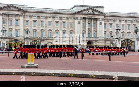 Londres, Royaume-Uni - 29 juin 2010 : les gardes du Queens défilent vers Buckingham Palace lors de la cérémonie de la relève des gardes. Banque D'Images