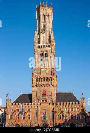 Bruges, Belgique - 11 juillet 2010 : le beffroi de Bruges, clocher médiéval surplombant une place du marché Banque D'Images