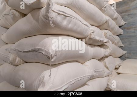 Gros plan de sacs de farine blanche dans un entrepôt ou une production Banque D'Images
