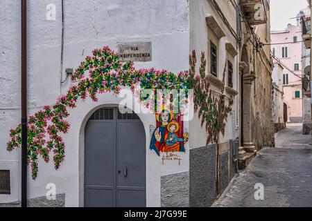 Fresque moderne représentant la Madonna della Libera sur la façade d'une maison blanche à Rodi Garganico. Rodi Garganico, province de Foggia, Puglia, Italie Banque D'Images