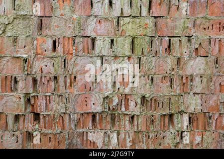 Mur de briques très endommagé. Texture d'arrière-plan. Banque D'Images