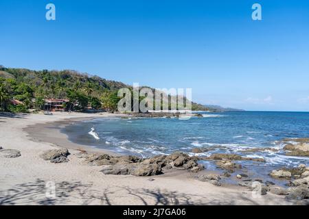 Belle plage, Playa Montezuma, péninsule de Nicoya au Costa Rica. Banque D'Images