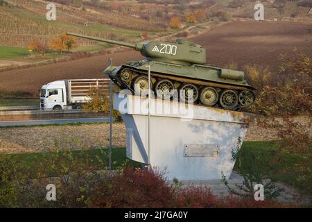 Le réservoir soviétique T-34 est installé sur le piédestal, à côté du village de Starovičky, en Moravie du Sud, en République tchèque. Le monument a été érigé en 1975 à l'endroit où une importante bataille de chars a eu lieu le 16 avril 1945 entre les troupes blindées du Front ukrainien de l'Armée rouge de 2nd et la Wehrmacht. Au cours de cette bataille, le char moyen soviétique T-34-85 numéro 200 sous le commandement du lieutenant junior Ivan Mirenkov a brisé derrière les lignes ennemies et a détruit trois chars allemands. Banque D'Images