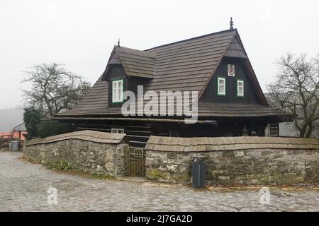 Maison traditionnelle en bois (roubenka) dans la ville pittoresque de Štramberk, dans la région morave-silésienne de la République tchèque. Banque D'Images