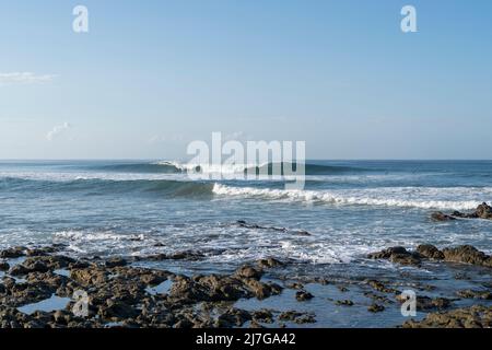 Une vague parfaite sur la belle plage Playa Hermosa. Surf à Santa Teresa, Costa Rica. Banque D'Images