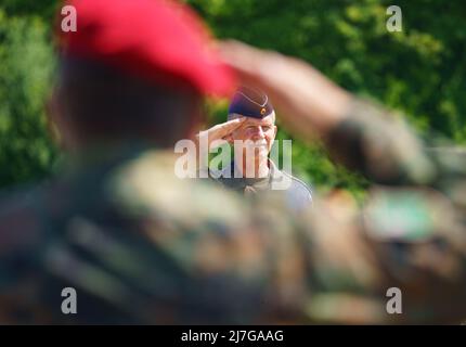 Altheim, Allemagne. 09th mai 2022. Le Lieutenant général Martin Schelleis, inspecteur de la base des forces armées et commandant territorial national des forces armées allemandes, salue lors de la remise en service du dépôt de munitions d'Altheim près de Walldürn. Dans le cadre de la réorientation de la Bundeswehr vers la défense nationale et de l'alliance, le dépôt de munitions et le dépôt de Hardheim voisin ont été remis en service. Credit: Frank Rumpenhorst/dpa/Alay Live News Banque D'Images