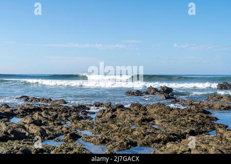 Une vague parfaite sur les rochers de la belle plage Playa Hermosa. Surf à Santa Teresa, Costa Rica. Banque D'Images