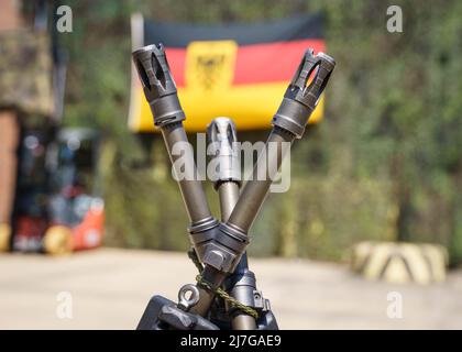 Altheim, Allemagne. 09th mai 2022. Trois fusils se trouvent sur le site du dépôt de munitions Altheim près de Walldürn avant sa remise en service cérémonielle. Dans le cadre de la réorientation de la Bundeswehr vers la défense nationale et alliée, le dépôt de munitions et le dépôt de Hardheim voisin ont été remis en service. Credit: Frank Rumpenhorst/dpa/Alay Live News Banque D'Images