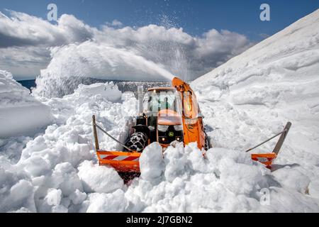 Vyrovka, montagnes Giant. 9th mai 2022. Les chasse-neige tentent de briser une chasse-neige qui a enterré un chemin près de Vyrovka, montagnes Giant, République tchèque pour tout l'hiver au printemps, le 9 mai 2022. Crédit : David Tanecek/CTK photo/Alay Live News Banque D'Images