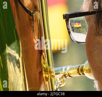 Altheim, Allemagne. 09th mai 2022. Un musicien du Bundeswehr Music corps Veitshöchheim joue lors de la remise en service cérémonielle du dépôt de munitions Altheim près de Walldürn, tandis que le drapeau de la Bundeswehr aux couleurs noir-rouge-or avec aigle fédéral peut être vu dans ses lunettes. Dans le cadre de la réorientation de la Bundeswehr vers la défense nationale et alliée, le dépôt de munitions et le dépôt de Hardheim voisin ont été remis en service. Credit: Frank Rumpenhorst/dpa/Alay Live News Banque D'Images