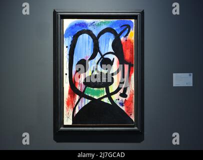 New York, États-Unis. 06th mai 2022. Femme, Oiseaux, Ètoile II de Joan Miró exposé à Sotheby's dans le cadre des ventes aux enchères d'art de New York qui ont eu lieu à New York, NY, le 6 mai 2022. (Photo de Stephen Smith/Sipa USA) crédit: SIPA USA/Alay Live News Banque D'Images