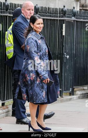 Londres, Royaume-Uni. 9th mai 2022. Priti Patel MP, secrétaire d'État au ministère de l'intérieur. Le service commémoratif du député James Brokenshire, décédé l'an dernier à l'âge de 53 ans, se tient aujourd'hui à l'église St Margare dans le parc de l'abbaye de Westminster. Le premier ministre Boris Johnson, les anciens premiers ministres David Cameron et Theresa May, les ministres du Cabinet, les députés et d'autres invités assistent au service. Credit: Imagetraceur/Alamy Live News Banque D'Images