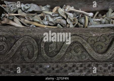 Sculpture décorative indigène sur sarcophage en bois sur le site funéraire traditionnel du village de Kete Kesu, Toraja Nord, Sulawesi Sud, Indonésie. Banque D'Images