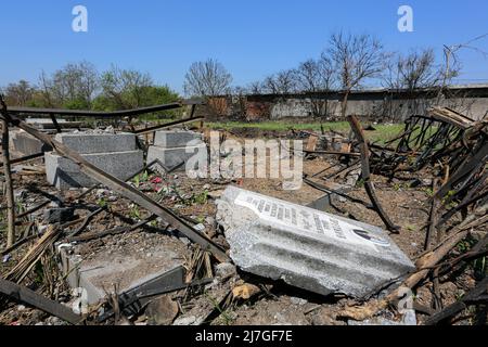 Détruit des monuments dans le cimetière pendant la guerre Russie-Ukraine. Des tirs russes d'Odessa, des roquettes ont frappé le cimetière de Novo-Gorodskoe (ou le cimetière de Tairovsky). Détruit plus de 1000 mètres carrés du cimetière. Banque D'Images