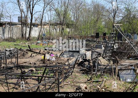 Détruit des monuments et brûlé des croix dans le cimetière pendant la guerre Russie-Ukraine. Des tirs russes d'Odessa, des roquettes ont frappé le cimetière de Novo-Gorodskoe (ou le cimetière de Tairovsky). Détruit plus de 1000 mètres carrés du cimetière. Banque D'Images