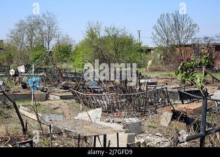 Odessa, Ukraine. 06th mai 2022. Détruit des monuments dans le cimetière pendant la guerre Russie-Ukraine. Des tirs russes d'Odessa, des roquettes ont frappé le cimetière de Novo-Gorodskoe (ou le cimetière de Tairovsky). Détruit plus de 1000 mètres carrés du cimetière. Crédit : SOPA Images Limited/Alamy Live News Banque D'Images