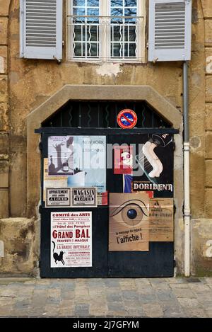 Façade ancienne et affiches anciennes sur la place de la ville dans la vieille ville ou le quartier historique d'Aix-en-Provence Provence Provence France Banque D'Images