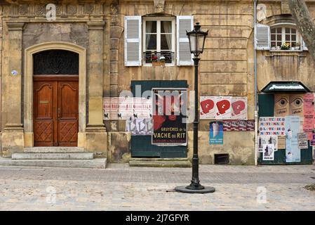 Façade ancienne et affiches anciennes sur la place de la ville dans la vieille ville ou le quartier historique d'Aix-en-Provence Provence Provence France Banque D'Images