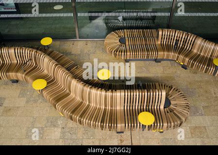 Sièges modernes et tables jaunes dans la salle d'attente de la gare TGV d'Aix-en-Provence ou de la gare d'Aix-en-Provence TGV de Jean-Marie Duthilleul Provence France Banque D'Images