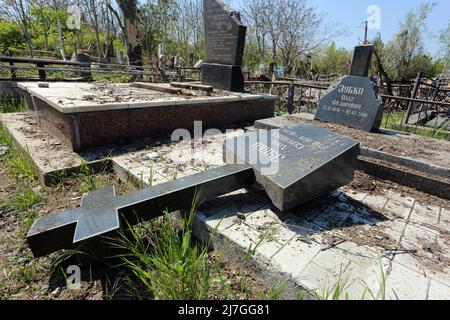 Odessa, Ukraine. 06th mai 2022. Détruit des monuments dans le cimetière pendant la guerre Russie-Ukraine. Des tirs russes d'Odessa, des roquettes ont frappé le cimetière de Novo-Gorodskoe (ou le cimetière de Tairovsky). Détruit plus de 1000 mètres carrés du cimetière. (Photo de Viacheslav Onyshchenko/SOPA Images/Sipa USA) crédit: SIPA USA/Alay Live News Banque D'Images