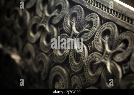 Sculpture décorative sur sarcophage en bois au site traditionnel de sépulture dans le village de Kete Kesu, au nord de Toraja, au sud de Sulawesi, en Indonésie. Banque D'Images