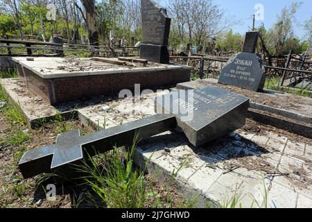 Odessa, Ukraine. 6th mai 2022. Détruit des monuments dans le cimetière pendant la guerre Russie-Ukraine. Des tirs russes d'Odessa, des roquettes ont frappé le cimetière de Novo-Gorodskoe (ou le cimetière de Tairovsky). Détruit plus de 1000 mètres carrés du cimetière. (Credit image: © Viacheslav Onyshchenko/SOPA Images via ZUMA Press Wire) Banque D'Images