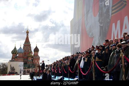 Moscou, Russie. 09th mai 2022. Le président russe Vladimir Poutine prononce un discours lors du défilé militaire annuel du jour de la victoire 77th qui célèbre la fin de la Seconde Guerre mondiale sur la place Rouge, le 9 mai 2022 à Moscou, en Russie. Credit: Mikhail Metzel/Kremlin Pool/Alamy Live News Banque D'Images