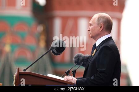 Moscou, Russie. 09th mai 2022. Le président russe Vladimir Poutine prononce un discours lors du défilé militaire annuel du jour de la victoire 77th qui célèbre la fin de la Seconde Guerre mondiale sur la place Rouge, le 9 mai 2022 à Moscou, en Russie. Credit: Mikhail Metzel/Kremlin Pool/Alamy Live News Banque D'Images
