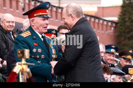 Moscou, Russie. 09th mai 2022. Le président russe Vladimir Poutine serre la main avec des anciens combattants au début du défilé militaire annuel du jour de la victoire 77th célébrant la fin de la Seconde Guerre mondiale sur la place Rouge, le 9 mai 2022 à Moscou, en Russie. Credit: Mikhail Metzel/Kremlin Pool/Alamy Live News Banque D'Images