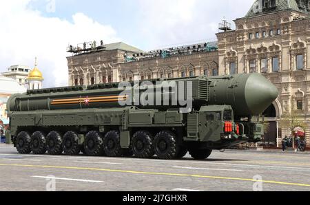 Moscou, Russie. 09th mai 2022. Un yars RS-24 russe nommé SS-29 par l'OTAN passe devant le stand de revue lors du défilé militaire annuel du jour de la victoire de 77th célébrant la fin de la Seconde Guerre mondiale sur la place Rouge, le 9 mai 2022 à Moscou, en Russie. Credit: Mikhail Metzel/Kremlin Pool/Alamy Live News Banque D'Images