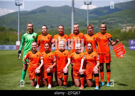 ZENICA, BOSNIE-HERZÉGOVINE - MAI 9 : Femke Liefting des pays-Bas, Lotte Keukelaar des pays-Bas, Djoeke de Ridder des pays-Bas, Fieke Kroese des pays-Bas, ISA Kardinaal des pays-Bas, Sterre Kroezen des pays-Bas, Robine Lacroix des pays-Bas, Daliyahde Klonia des pays-Bas, Emma Frijns des pays-Bas, Kealyn Thomas des pays-Bas et Danique Tolhoek des pays-Bas lors du match de championnat d'Europe féminine U17 2022 de l'UEFA entre les pays-Bas et le Danemark au centre d'entraînement de football FF BH le 9 mai 2022 à Zenica, Bosnie et Herzég Banque D'Images