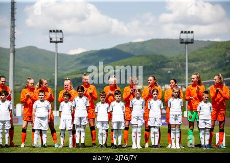 ZENICA, BOSNIE-HERZÉGOVINE - MAI 9 : Femke Liefting des pays-Bas, Lotte Keukelaar des pays-Bas, Djoeke de Ridder des pays-Bas, Fieke Kroese des pays-Bas, ISA Kardinaal des pays-Bas, Sterre Kroezen des pays-Bas, Robine Lacroix des pays-Bas, Daliyahde Klonia des pays-Bas, Emma Frijns des pays-Bas, Kealyn Thomas des pays-Bas et Danique Tolhoek des pays-Bas lors du match de championnat d'Europe féminine U17 2022 de l'UEFA entre les pays-Bas et le Danemark au centre d'entraînement de football FF BH le 9 mai 2022 à Zenica, Bosnie et Herzég Banque D'Images