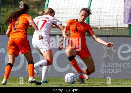 ZENICA, BOSNIE-HERZÉGOVINE - MAI 9 : Maja Hagemann, du Danemark, défie Maud Rutgers, des pays-Bas, lors du match de l'UEFA European Women's U17 Championship 2022 entre les pays-Bas et le Danemark au centre d'entraînement de football FF BH le 9 mai 2022 à Zenica, Bosnie-Herzégovine (photo par Nikola Krstic/Orange Pictures) Banque D'Images