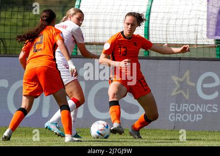 ZENICA, BOSNIE-HERZÉGOVINE - MAI 9 : Maja Hagemann, du Danemark, défie Maud Rutgers, des pays-Bas, lors du match de l'UEFA European Women's U17 Championship 2022 entre les pays-Bas et le Danemark au centre d'entraînement de football FF BH le 9 mai 2022 à Zenica, Bosnie-Herzégovine (photo par Nikola Krstic/Orange Pictures) Banque D'Images