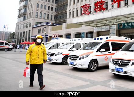 (220509) -- ZHENGZHOU, 9 mai 2022 (Xinhua) -- le livreur Hua Qilong livre des plats à emporter à un hôpital de Zhengzhou, dans la province de Henan, dans le centre de la Chine, le 8 mai 2022. Avec ses collègues, Hua Qilong, un livreur de 25 ans à Zhengzhou, travaille en première ligne de la prévention et du contrôle des épidémies et livre de la nourriture, des médicaments et d'autres nécessités quotidiennes pour garantir les moyens de subsistance des gens. « En général, je livre d'abord des médicaments et des commandes à partir des hôpitaux, ce qui est urgent pour les clients », a déclaré M. Hua. À partir de mai 4, à l'exception des zones de gestion fermées, d'autres zones du centre-ville de Z Banque D'Images