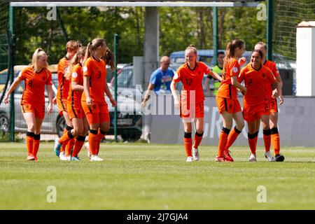 ZENICA, BOSNIE-HERZÉGOVINE - MAI 9 : Daliyahde Klonia des pays-Bas célèbre avec Lotte Keukelaar des pays-Bas après avoir marquant son premier but lors du match de l'UEFA European Women's U17 Championship Match 2022 entre les pays-Bas et le Danemark au centre d'entraînement de football FF BH le 9 mai, 2022 à Zenica, Bosnie-Herzégovine (photo par Nikola Krstic/Orange Pictures) Banque D'Images