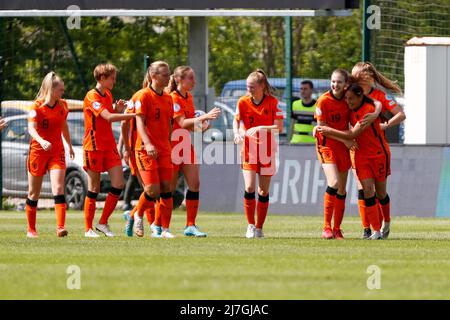 ZENICA, BOSNIE-HERZÉGOVINE - MAI 9 : Daliyahde Klonia des pays-Bas célèbre avec Lotte Keukelaar des pays-Bas après avoir marquant son premier but lors du match de l'UEFA European Women's U17 Championship Match 2022 entre les pays-Bas et le Danemark au centre d'entraînement de football FF BH le 9 mai, 2022 à Zenica, Bosnie-Herzégovine (photo par Nikola Krstic/Orange Pictures) Banque D'Images