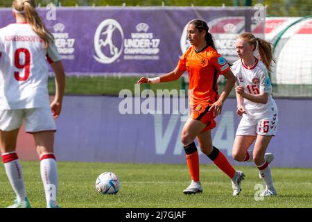 ZENICA, BOSNIE-HERZÉGOVINE - 9 MAI : Daliyahde Klonia des pays-Bas dribbles avec le ballon lors du match de championnat européen de femmes U17 de l'UEFA 2022 entre les pays-Bas et le Danemark au centre d'entraînement de football FF BH le 9 mai 2022 à Zenica, Bosnie-Herzégovine (photo par Nikola Krstic/Orange Pictures) Banque D'Images