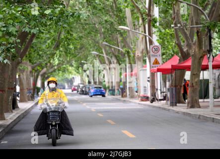 (220509) -- ZHENGZHOU, le 9 mai 2022 (Xinhua) -- le livreur Hua Qilong livre des colis à Zhengzhou, province du Henan en Chine centrale, le 8 mai 2022. Avec ses collègues, Hua Qilong, un livreur de 25 ans à Zhengzhou, travaille en première ligne de la prévention et du contrôle des épidémies et livre de la nourriture, des médicaments et d'autres nécessités quotidiennes pour garantir les moyens de subsistance des gens. « En général, je livre d'abord des médicaments et des commandes à partir des hôpitaux, ce qui est urgent pour les clients », a déclaré M. Hua. À partir de mai 4, à l'exception des zones de gestion fermées, d'autres zones du centre-ville de Zhengzhou ont été pl Banque D'Images