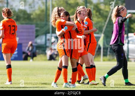 ZENICA, BOSNIE-HERZÉGOVINE - MAI 9 : Quinty Duon des pays-Bas et Daliyahde Klonia des pays-Bas célèbrent le match de l'UEFA European Women's U17 Championship 2022 entre les pays-Bas et le Danemark au centre d'entraînement de football FF BH le 9 mai 2022 à Zenica, Bosnie-Herzégovine (photo par Nikola Krstic/Orange Pictures) Banque D'Images