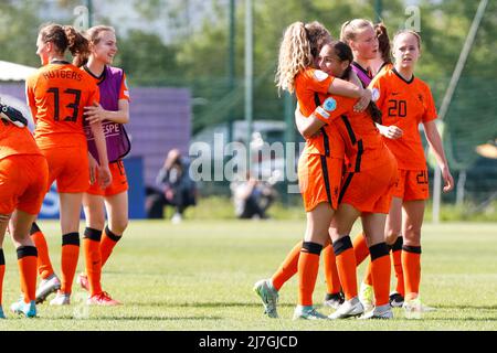 ZENICA, BOSNIE-HERZÉGOVINE - MAI 9 : Quinty Duon des pays-Bas et Daliyahde Klonia des pays-Bas célèbrent le match de l'UEFA European Women's U17 Championship 2022 entre les pays-Bas et le Danemark au centre d'entraînement de football FF BH le 9 mai 2022 à Zenica, Bosnie-Herzégovine (photo par Nikola Krstic/Orange Pictures) Banque D'Images