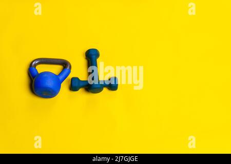 Kettlebell isolé bleu espace jaune salle de fitness casting, pour la musculation haltères pour la force et l'entraînement bouilloire, simple vif. Forme Banque D'Images