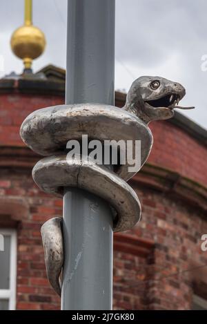 Une des mini statues d'animaux de Shakespeare joue autour du centre-ville de Prescot, maison du nouveau théâtre du Nord A smake up A. Banque D'Images