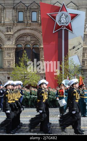 Moscou, Russie. 9th mai 2022. Les militaires marchent pendant le défilé militaire du jour de la victoire pour marquer le 77th anniversaire de la victoire dans la Grande guerre patriotique sur la place Rouge à Moscou, en Russie, le 9 mai 2022. Credit: Meng Jing/Xinhua/Alay Live News Banque D'Images