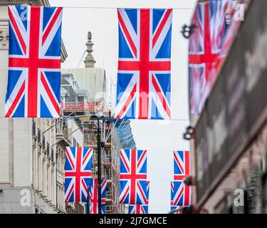 Londres, Royaume-Uni. 9th mai 2022. Union jacks à Oxford Street - une autre partie des célébrations en développement du Jubilé de platine. Crédit : Guy Bell/Alay Live News Banque D'Images